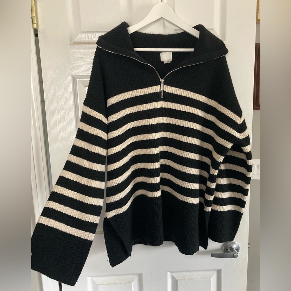 Oversize trendy striped sweater! ⚡️chunky black and white zip up